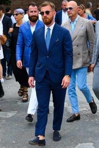 30 Jährige: Welche Businesshemden mit dunkelblauer Doppelmonks zu tragen – 46 Herren Outfits: Vereinigen Sie ein Businesshemd mit einem dunkelblauen vertikal gestreiften Anzug für eine klassischen und verfeinerte Silhouette. Dunkelblaue Doppelmonks sind eine großartige Wahl, um dieses Outfit zu vervollständigen.