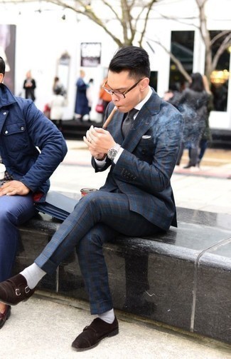 20 Jährige: Graue Krawatte kombinieren – 70 Herren Outfits: Tragen Sie einen dunkelblauen Anzug mit Schottenmuster und eine graue Krawatte für einen stilvollen, eleganten Look. Suchen Sie nach leichtem Schuhwerk? Ergänzen Sie Ihr Outfit mit dunkelbraunen Doppelmonks aus Wildleder für den Tag.