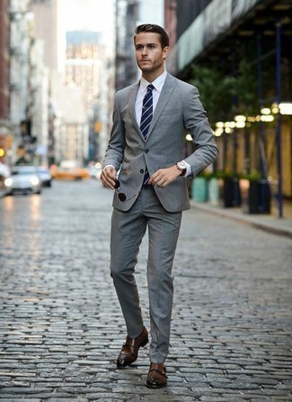 Dunkelblaue und weiße horizontal gestreifte Krawatte kombinieren – 500+ Herren Outfits: Tragen Sie einen grauen Anzug und eine dunkelblaue und weiße horizontal gestreifte Krawatte, um vor Klasse und Perfektion zu strotzen. Fühlen Sie sich mutig? Ergänzen Sie Ihr Outfit mit braunen Doppelmonks aus Leder.