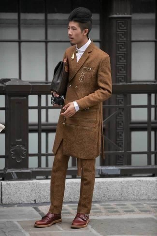 Welche Businesshemden mit braunen Anzuges zu tragen – 500+ Elegante Herren Outfits: Vereinigen Sie einen braunen Anzug mit einem Businesshemd, um vor Klasse und Perfektion zu strotzen. Fühlen Sie sich ideenreich? Vervollständigen Sie Ihr Outfit mit dunkelroten Doppelmonks aus Leder.