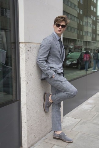 Dunkelgraue Doppelmonks kombinieren – 23 Herren Outfits: Tragen Sie einen grauen Anzug mit Schottenmuster und ein graues Businesshemd für eine klassischen und verfeinerte Silhouette. Dunkelgraue Doppelmonks sind eine perfekte Wahl, um dieses Outfit zu vervollständigen.
