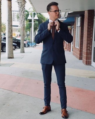 Braune Doppelmonks aus Leder kombinieren – 500+ Herren Outfits: Erwägen Sie das Tragen von einem dunkelblauen Anzug und einem weißen Businesshemd für einen stilvollen, eleganten Look. Wenn Sie nicht durch und durch formal auftreten möchten, vervollständigen Sie Ihr Outfit mit braunen Doppelmonks aus Leder.