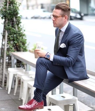 Dunkelblaue gepunktete Socken kombinieren – 128 Herren Outfits: Kombinieren Sie einen dunkelblauen Anzug mit dunkelblauen gepunkteten Socken für ein sonntägliches Mittagessen mit Freunden. Schalten Sie Ihren Kleidungsbestienmodus an und machen roten Doppelmonks aus Leder zu Ihrer Schuhwerkwahl.