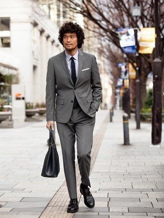 Schwarze Doppelmonks aus Leder kombinieren – 380 Herren Outfits: Kombinieren Sie einen grauen Anzug mit einem weißen Businesshemd für einen stilvollen, eleganten Look. Suchen Sie nach leichtem Schuhwerk? Wählen Sie schwarzen Doppelmonks aus Leder für den Tag.
