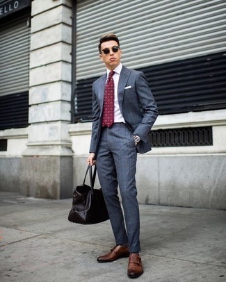 30 Jährige: Rote bedruckte Krawatte kombinieren – 156 Herren Outfits warm Wetter: Kombinieren Sie einen blauen Anzug mit einer roten bedruckten Krawatte, um vor Klasse und Perfektion zu strotzen. Fühlen Sie sich ideenreich? Ergänzen Sie Ihr Outfit mit braunen Doppelmonks aus Leder.
