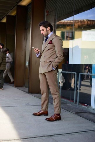 Dunkelbraune Doppelmonks kombinieren – 500+ Elegante Herren Outfits: Kombinieren Sie einen beige Anzug mit einem hellblauen Businesshemd für eine klassischen und verfeinerte Silhouette. Wenn Sie nicht durch und durch formal auftreten möchten, ergänzen Sie Ihr Outfit mit dunkelbraunen Doppelmonks.