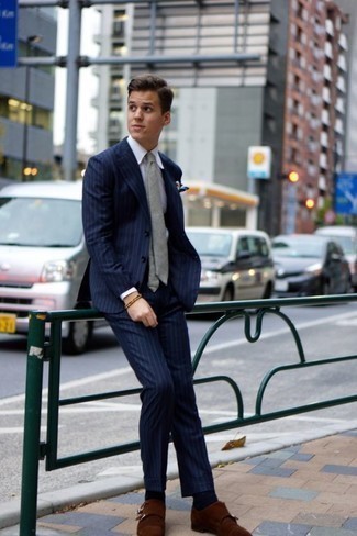 Graue Krawatte kombinieren – 500+ Herren Outfits: Kombinieren Sie einen dunkelblauen vertikal gestreiften Anzug mit einer grauen Krawatte für eine klassischen und verfeinerte Silhouette. Fühlen Sie sich ideenreich? Vervollständigen Sie Ihr Outfit mit braunen Doppelmonks aus Wildleder.