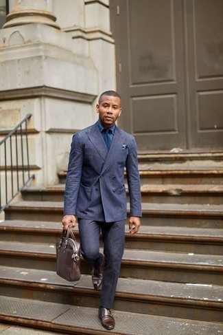 20 Jährige: Dunkelblaue Socken kombinieren – 71 Elegante Herren Outfits: Kombinieren Sie einen dunkelblauen Anzug mit dunkelblauen Socken für ein großartiges Wochenend-Outfit. Fühlen Sie sich mutig? Vervollständigen Sie Ihr Outfit mit braunen Doppelmonks aus Leder.