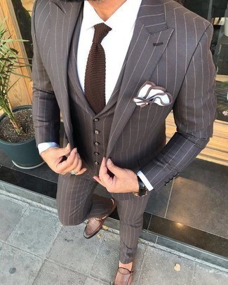 Braune Doppelmonks aus Leder kombinieren – 824+ Herren Outfits: Kombinieren Sie einen dunkelbraunen vertikal gestreiften Anzug mit einem weißen Businesshemd für einen stilvollen, eleganten Look. Braune Doppelmonks aus Leder fügen sich nahtlos in einer Vielzahl von Outfits ein.