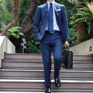 30 Jährige: Welche Businesshemden mit blauen Anzuges zu tragen – 500+ Herren Outfits warm Wetter: Entscheiden Sie sich für einen blauen Anzug und ein Businesshemd für einen stilvollen, eleganten Look. Wenn Sie nicht durch und durch formal auftreten möchten, vervollständigen Sie Ihr Outfit mit schwarzen Doppelmonks aus Leder.