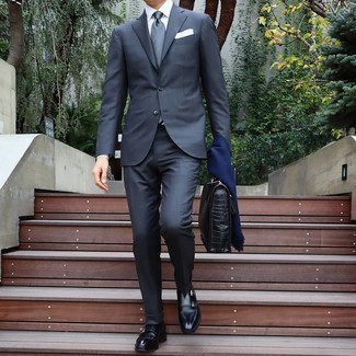 Dunkelblauen Schal kombinieren – 500+ Herren Outfits: Tragen Sie einen dunkelblauen Anzug und einen dunkelblauen Schal, um einen lockeren, aber dennoch stylischen Look zu erhalten. Schwarze Doppelmonks aus Leder bringen Eleganz zu einem ansonsten schlichten Look.