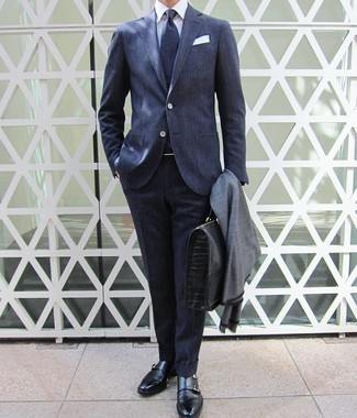 30 Jährige: Welche Businesshemden mit schwarzer Doppelmonks zu tragen – 12 Frühling Herren Outfits: Kombinieren Sie ein Businesshemd mit einem dunkelblauen Anzug für einen stilvollen, eleganten Look. Schwarze Doppelmonks leihen Originalität zu einem klassischen Look. Ein trendiger Übergangs-Look.