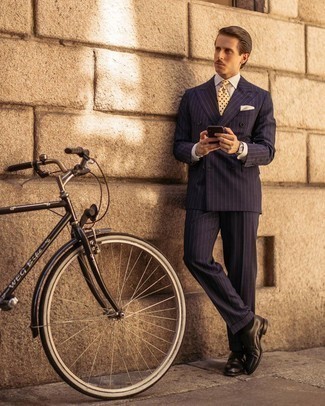 30 Jährige: Gelbe bedruckte Krawatte kombinieren – 84 Herren Outfits: Entscheiden Sie sich für einen klassischen Stil in einem dunkelblauen vertikal gestreiften Anzug und einer gelben bedruckten Krawatte. Fühlen Sie sich mutig? Vervollständigen Sie Ihr Outfit mit schwarzen Doppelmonks aus Leder.