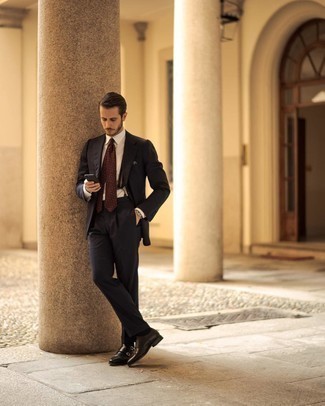 Dunkelrote Krawatte mit Paisley-Muster kombinieren – 88 Herren Outfits: Kombinieren Sie einen dunkelblauen Anzug mit einer dunkelroten Krawatte mit Paisley-Muster für eine klassischen und verfeinerte Silhouette. Wenn Sie nicht durch und durch formal auftreten möchten, vervollständigen Sie Ihr Outfit mit schwarzen Doppelmonks aus Leder.