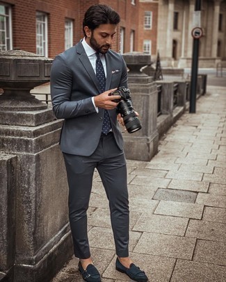 Welche Businesshemden mit dunkelblauer Doppelmonks zu tragen – 51 Elegante Herren Outfits: Geben Sie den bestmöglichen Look ab in einem Businesshemd und einem dunkelgrauen Anzug. Fühlen Sie sich mutig? Entscheiden Sie sich für dunkelblauen Doppelmonks.