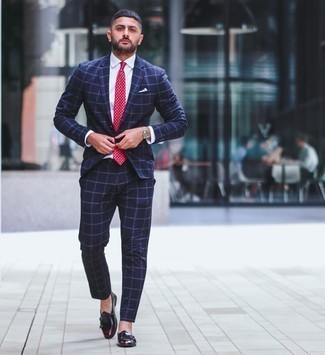 Rote Doppelmonks aus Leder kombinieren – 84 Elegante Herren Outfits: Erwägen Sie das Tragen von einem dunkelblauen Anzug mit Karomuster und einem weißen Businesshemd für einen stilvollen, eleganten Look. Rote Doppelmonks aus Leder sind eine kluge Wahl, um dieses Outfit zu vervollständigen.