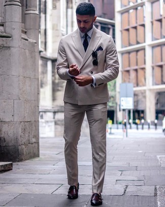 Dunkelrote Doppelmonks aus Leder kombinieren – 116 Herren Outfits: Entscheiden Sie sich für einen hellbeige Anzug und ein weißes Businesshemd für einen stilvollen, eleganten Look. Fühlen Sie sich ideenreich? Entscheiden Sie sich für dunkelroten Doppelmonks aus Leder.