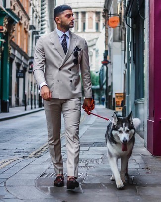 Beige Anzug kombinieren – 500+ Elegante Herren Outfits: Paaren Sie einen beige Anzug mit einem weißen Businesshemd für einen stilvollen, eleganten Look. Bringen Sie die Dinge durcheinander, indem Sie dunkelbraunen Doppelmonks aus Leder mit diesem Outfit tragen.