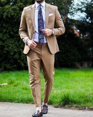 Dunkelblaue und weiße bedruckte Krawatte kombinieren – 482 Herren Outfits: Kombinieren Sie einen beige Anzug mit einer dunkelblauen und weißen bedruckten Krawatte für einen stilvollen, eleganten Look. Fühlen Sie sich ideenreich? Komplettieren Sie Ihr Outfit mit dunkelbraunen Doppelmonks aus Leder.
