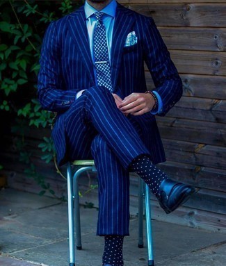 Dunkelblaue Doppelmonks aus Leder kombinieren – 60 Herren Outfits: Erwägen Sie das Tragen von einem dunkelblauen vertikal gestreiften Anzug und einem hellblauen Businesshemd für einen stilvollen, eleganten Look. Dunkelblaue Doppelmonks aus Leder sind eine kluge Wahl, um dieses Outfit zu vervollständigen.