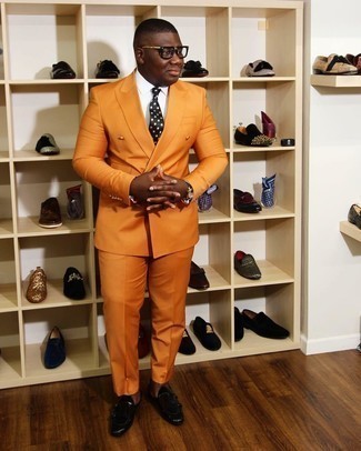 Doppelmonks kombinieren – 500+ Elegante Herren Outfits: Kombinieren Sie einen orange Anzug mit einem weißen Businesshemd für einen stilvollen, eleganten Look. Fühlen Sie sich ideenreich? Vervollständigen Sie Ihr Outfit mit Doppelmonks.