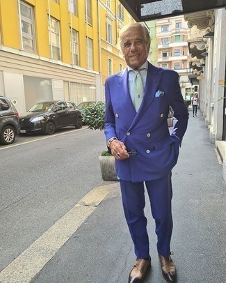 Hellblaues bedrucktes Einstecktuch kombinieren – 68 Herren Outfits: Vereinigen Sie einen blauen Anzug mit einem hellblauen bedruckten Einstecktuch für ein großartiges Wochenend-Outfit. Fühlen Sie sich mutig? Wählen Sie braunen Doppelmonks aus Leder.