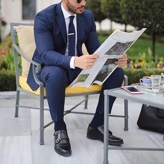 Schwarze Doppelmonks aus Leder kombinieren – 233 Elegante Herren Outfits: Machen Sie sich mit einem dunkelblauen Anzug und einem weißen Businesshemd einen verfeinerten, eleganten Stil zu Nutze. Suchen Sie nach leichtem Schuhwerk? Komplettieren Sie Ihr Outfit mit schwarzen Doppelmonks aus Leder für den Tag.