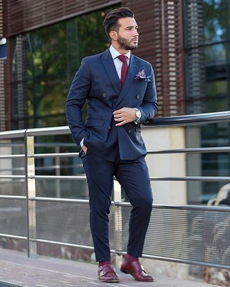 Rote und weiße Krawatte kombinieren – 500+ Herren Outfits warm Wetter: Kombinieren Sie einen dunkelblauen Anzug mit einer roten und weißen Krawatte, um vor Klasse und Perfektion zu strotzen. Fühlen Sie sich ideenreich? Entscheiden Sie sich für dunkelroten Doppelmonks aus Leder.