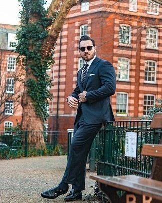 30 Jährige: Blaue gepunktete Krawatte kombinieren – 352 Herren Outfits: Kombinieren Sie einen dunkelblauen Anzug mit einer blauen gepunkteten Krawatte für einen stilvollen, eleganten Look. Wenn Sie nicht durch und durch formal auftreten möchten, vervollständigen Sie Ihr Outfit mit schwarzen Doppelmonks aus Leder.