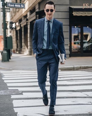 Dunkelblaue Krawatte kombinieren – 500+ Herren Outfits: Tragen Sie einen dunkelblauen vertikal gestreiften Anzug und eine dunkelblaue Krawatte für eine klassischen und verfeinerte Silhouette. Wenn Sie nicht durch und durch formal auftreten möchten, wählen Sie dunkelblauen Doppelmonks aus Wildleder.