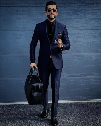 dunkelblauer Anzug, schwarzes Businesshemd, schwarze Doppelmonks aus Leder, schwarze Leder Reisetasche für Herren