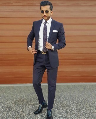 Dunkelblaue gepunktete Socken kombinieren – 128 Herren Outfits: Kombinieren Sie einen dunkelblauen Anzug mit dunkelblauen gepunkteten Socken für ein großartiges Wochenend-Outfit. Fühlen Sie sich mutig? Komplettieren Sie Ihr Outfit mit schwarzen Doppelmonks aus Leder.