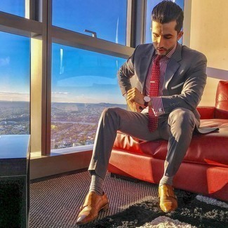 Rote Krawatte kombinieren – 500+ Herren Outfits: Entscheiden Sie sich für einen grauen Anzug und eine rote Krawatte für eine klassischen und verfeinerte Silhouette. Suchen Sie nach leichtem Schuhwerk? Vervollständigen Sie Ihr Outfit mit rotbraunen Doppelmonks aus Leder für den Tag.