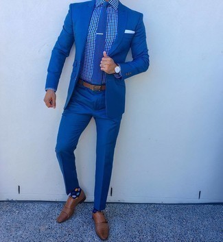 Dunkelblaue gepunktete Socken kombinieren – 128 Herren Outfits: Vereinigen Sie einen blauen Anzug mit dunkelblauen gepunkteten Socken für ein sonntägliches Mittagessen mit Freunden. Fühlen Sie sich ideenreich? Komplettieren Sie Ihr Outfit mit braunen Doppelmonks aus Leder.
