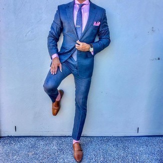Fuchsia Socken kombinieren – 105 Herren Outfits: Kombinieren Sie einen blauen Anzug mit fuchsia Socken für ein sonntägliches Mittagessen mit Freunden. Setzen Sie bei den Schuhen auf die klassische Variante mit braunen Doppelmonks aus Leder.