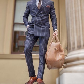Hellbeige Reisetasche kombinieren – 5 Elegante Herren Outfits: Arbeitsreiche Tage verlangen nach einem einfachen, aber dennoch stylischen Outfit, wie zum Beispiel ein dunkelblauer vertikal gestreifter Anzug und eine hellbeige Reisetasche. Fühlen Sie sich mutig? Vervollständigen Sie Ihr Outfit mit rotbraunen Doppelmonks aus Leder.