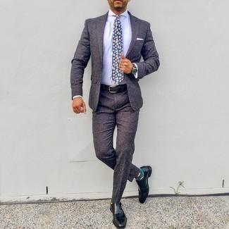 Dunkelblaue Krawatte mit Blumenmuster kombinieren – 88 Herren Outfits: Erwägen Sie das Tragen von einem dunkelblauen Anzug und einer dunkelblauen Krawatte mit Blumenmuster, um vor Klasse und Perfektion zu strotzen. Suchen Sie nach leichtem Schuhwerk? Komplettieren Sie Ihr Outfit mit schwarzen Doppelmonks aus Leder für den Tag.