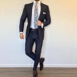 Dunkelblaue Krawatte mit Blumenmuster kombinieren – 88 Herren Outfits: Kombinieren Sie einen dunkelblauen Anzug mit einer dunkelblauen Krawatte mit Blumenmuster für eine klassischen und verfeinerte Silhouette. Bringen Sie die Dinge durcheinander, indem Sie dunkelroten Doppelmonks aus Leder mit diesem Outfit tragen.