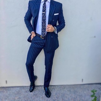 Dunkelblaue Krawatte mit Blumenmuster kombinieren – 88 Herren Outfits: Geben Sie den bestmöglichen Look ab in einem dunkelblauen vertikal gestreiften Anzug und einer dunkelblauen Krawatte mit Blumenmuster. Fühlen Sie sich ideenreich? Entscheiden Sie sich für dunkelblauen Doppelmonks aus Leder.