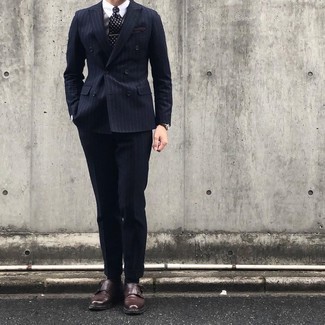 Weißes und schwarzes Einstecktuch kombinieren – 500+ Herren Outfits: Vereinigen Sie einen dunkelblauen vertikal gestreiften Anzug mit einem weißen und schwarzen Einstecktuch, um einen lockeren, aber dennoch stylischen Look zu erhalten. Fühlen Sie sich mutig? Komplettieren Sie Ihr Outfit mit dunkelbraunen Doppelmonks aus Leder.