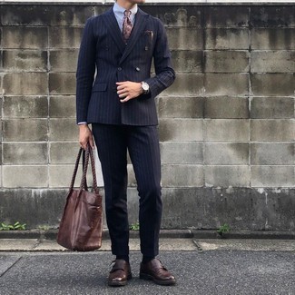 Dunkelbraunes Einstecktuch kombinieren – 469 Elegante Herren Outfits: Kombinieren Sie einen dunkelblauen vertikal gestreiften Anzug mit einem dunkelbraunen Einstecktuch, um mühelos alles zu meistern, was auch immer der Tag bringen mag. Fühlen Sie sich ideenreich? Ergänzen Sie Ihr Outfit mit dunkelbraunen Doppelmonks aus Leder.