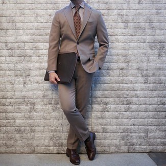 Braune bedruckte Krawatte kombinieren – 274 Herren Outfits: Vereinigen Sie einen braunen Anzug mit einer braunen bedruckten Krawatte, um vor Klasse und Perfektion zu strotzen. Suchen Sie nach leichtem Schuhwerk? Wählen Sie dunkelbraunen Doppelmonks aus Leder für den Tag.