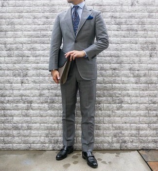Dunkelblaue und weiße bedruckte Krawatte kombinieren – 482 Herren Outfits: Kombinieren Sie einen grauen Anzug mit einer dunkelblauen und weißen bedruckten Krawatte, um vor Klasse und Perfektion zu strotzen. Suchen Sie nach leichtem Schuhwerk? Komplettieren Sie Ihr Outfit mit schwarzen Doppelmonks aus Leder für den Tag.