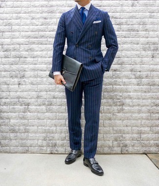 30 Jährige: Weißes und blaues Einstecktuch kombinieren – 500+ Elegante Herren Outfits: Kombinieren Sie einen dunkelblauen vertikal gestreiften Anzug mit einem weißen und blauen Einstecktuch für einen bequemen Alltags-Look. Fühlen Sie sich ideenreich? Ergänzen Sie Ihr Outfit mit schwarzen Doppelmonks aus Leder.
