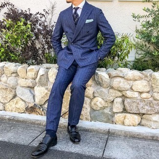 Hellblaues Einstecktuch kombinieren – 403 Herren Outfits: Kombinieren Sie einen blauen Anzug mit einem hellblauen Einstecktuch für ein Alltagsoutfit, das Charakter und Persönlichkeit ausstrahlt. Entscheiden Sie sich für schwarzen Doppelmonks aus Leder, um Ihr Modebewusstsein zu zeigen.