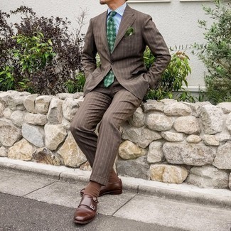 Dunkelgrüne Krawatte kombinieren – 845+ Herren Outfits: Paaren Sie einen braunen vertikal gestreiften Anzug mit einer dunkelgrünen Krawatte, um vor Klasse und Perfektion zu strotzen. Wenn Sie nicht durch und durch formal auftreten möchten, ergänzen Sie Ihr Outfit mit braunen Doppelmonks aus Leder.