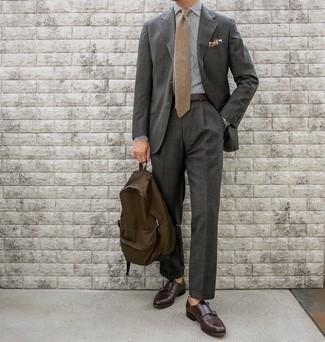 Braunen Ledergürtel kombinieren – 500+ Elegante Herren Outfits warm Wetter: Vereinigen Sie einen dunkelgrauen Anzug mit einem braunen Ledergürtel, um mühelos alles zu meistern, was auch immer der Tag bringen mag. Fühlen Sie sich mutig? Wählen Sie dunkelbraunen Doppelmonks aus Leder.