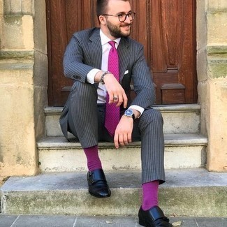 Lila Krawatte kombinieren – 355 Elegante Herren Outfits: Paaren Sie einen dunkelgrauen vertikal gestreiften Anzug mit einer lila Krawatte, um vor Klasse und Perfektion zu strotzen. Fühlen Sie sich ideenreich? Komplettieren Sie Ihr Outfit mit schwarzen Doppelmonks aus Leder.