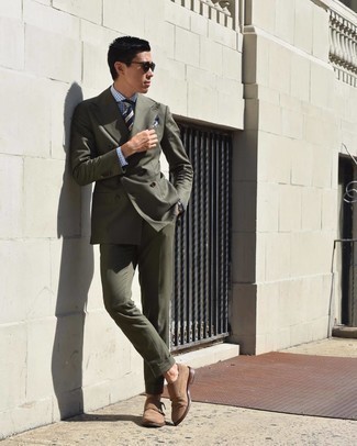 20 Jährige: Braune Doppelmonks aus Wildleder kombinieren – 27 Herren Outfits: Entscheiden Sie sich für einen klassischen Stil in einem olivgrünen Anzug und einem weißen und blauen Businesshemd mit Vichy-Muster. Braune Doppelmonks aus Wildleder sind eine perfekte Wahl, um dieses Outfit zu vervollständigen.