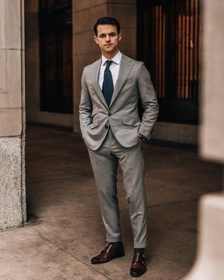 30 Jährige: Dunkelblaue und grüne Krawatte kombinieren – 500+ Elegante Sommer Herren Outfits: Tragen Sie einen grauen Anzug und eine dunkelblaue und grüne Krawatte für einen stilvollen, eleganten Look. Wenn Sie nicht durch und durch formal auftreten möchten, komplettieren Sie Ihr Outfit mit dunkelbraunen Doppelmonks aus Leder. Der Look ist einfach mega und passt super zum Sommer.
